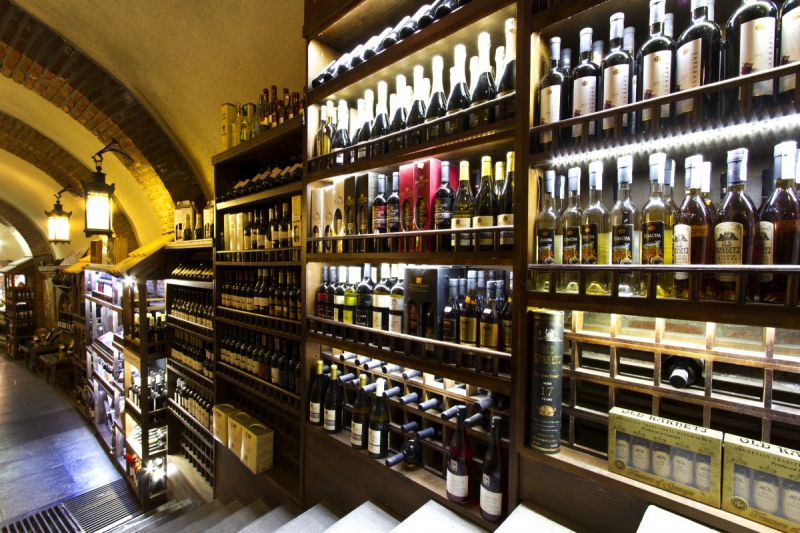 ecommerce-TENDE-min_world_street_travel_shop_canon_georgia_wine_bottles-429767